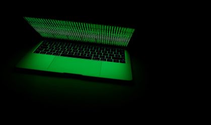 Ilustração de computador iluminado por um código cibernético exibido na tela feita em 1º de março de 2017