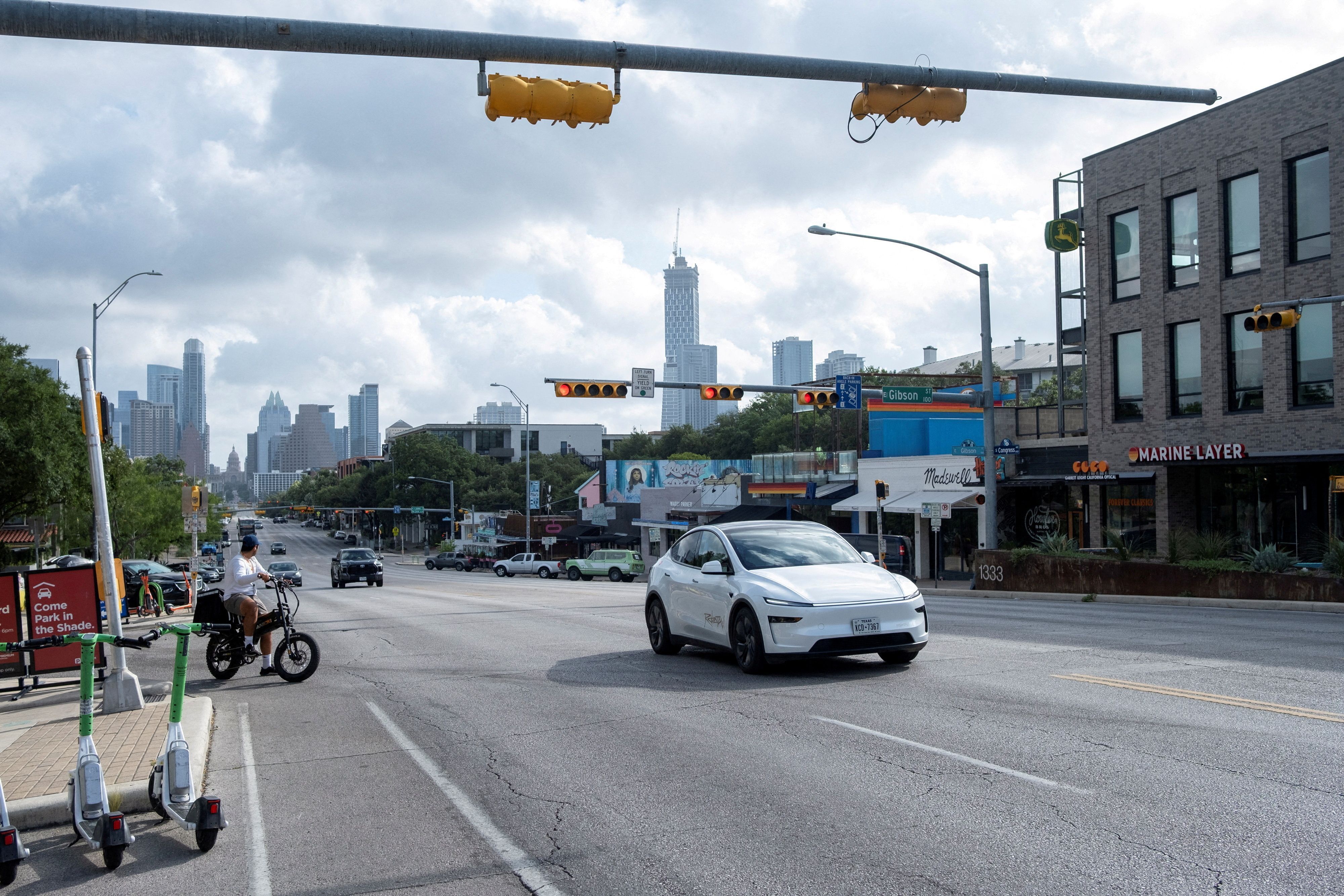Robotáxi da Tesla em via de Austin, Texas