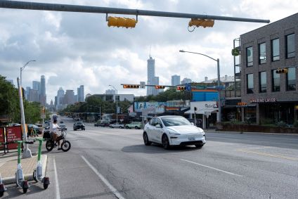 Robotáxi da Tesla em via de Austin, Texas