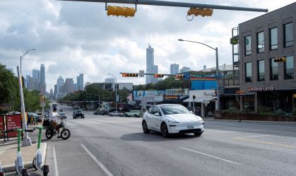 Robotáxi da Tesla em via de Austin, Texas