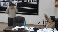 Vereadora se irrita e joga microfone durante sessão da Câmara de Unaí (MG)