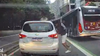 Vídeo: homem furta celular dentro de carro em avenida movimentada de SP