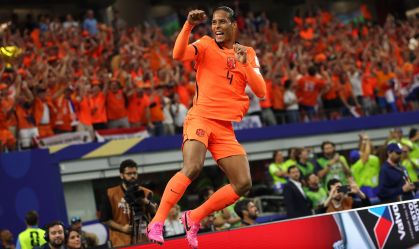 Van Dijk comemora gol da Holanda sobre o Japão