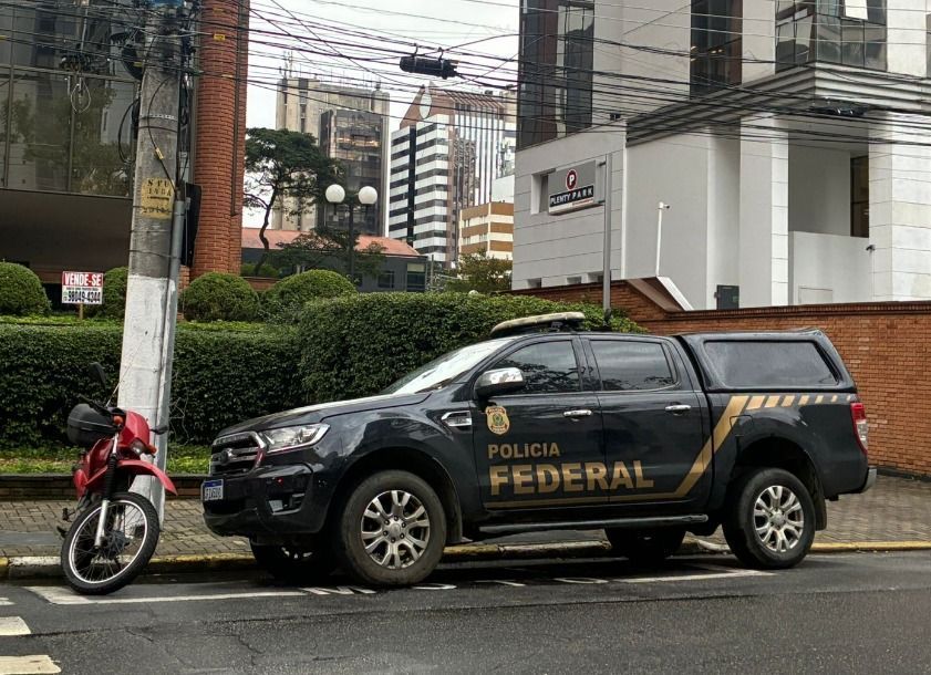 Viatura da PF estacionada em frente à sede do banco Digimais