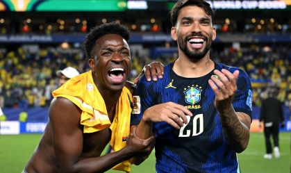 Vinícius Jr e Lucas Paquetá após a partida contra o Haiti