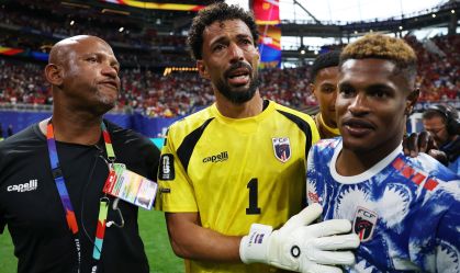 Imagem de destaque do post: Craque do jogo, goleiro Vozinha sai chorando de campo após segurar Espanha