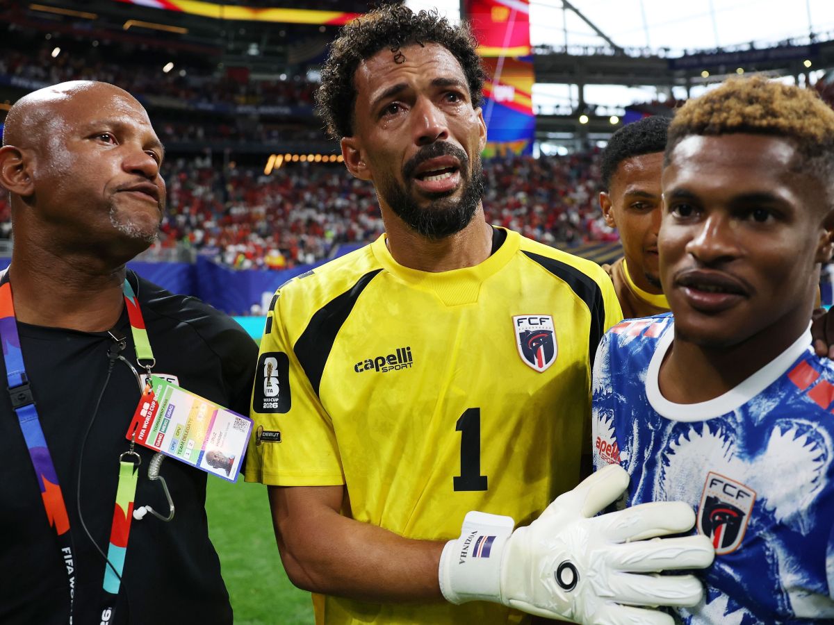 Craque do jogo, goleiro Vozinha sai chorando de campo após segurar Espanha | CNN Brasil