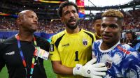Craque do jogo, goleiro Vozinha sai chorando de campo após segurar Espanha