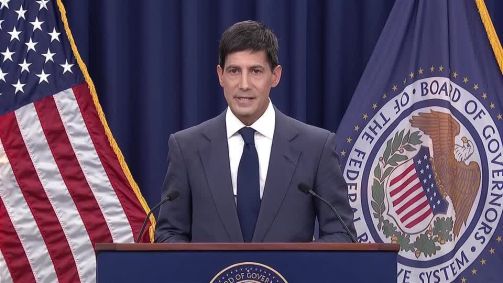 Kevin Warsh durante primeira coletiva de imprensa à frente do Fed