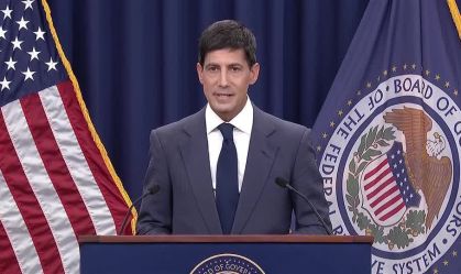 Kevin Warsh durante primeira coletiva de imprensa à frente do Fed