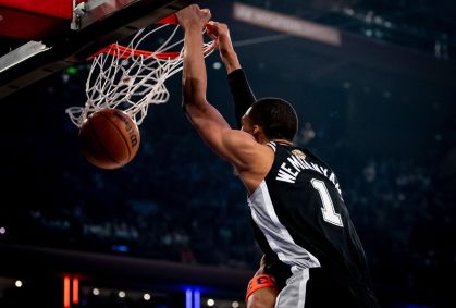 NBA mantém Wembanyama sem punição após empurrão em Brunson