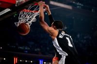 NBA mantém Wembanyama sem punição após empurrão em Brunson