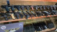 Mais de 30 armas são apreendidas em fundo falso de carro no interior de SP