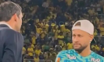 Conversa entre Neymar e Samir Xaud, presidente da CBF, antes de jogo da Seleção Brasileira