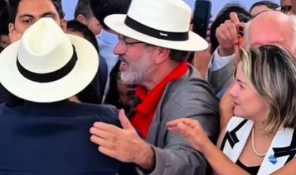 Presidente Lula abraça Delúbio Soares durante agenda em Goiás