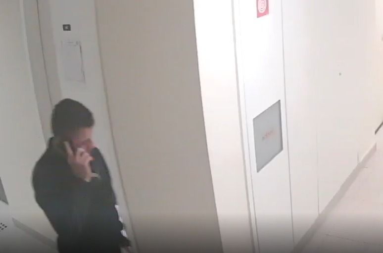 Homem caminhando em direção ao apartamento• Reprodução