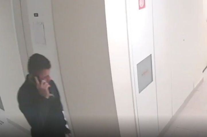 Homem caminhando em direção ao apartamento• Reprodução
