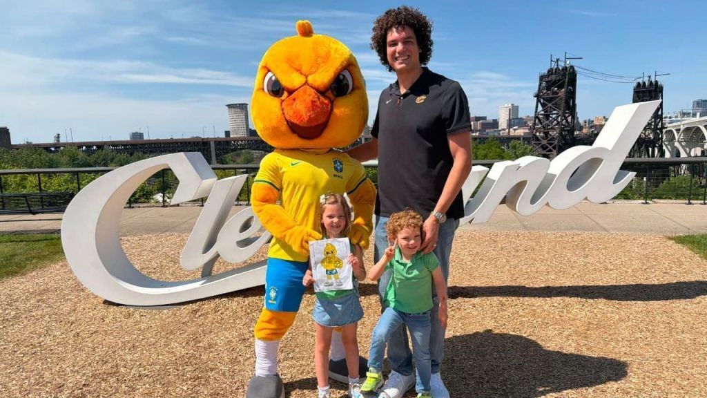 Varejão recebe Canarinho Pistola em Cleveland antes de amistoso da Seleção