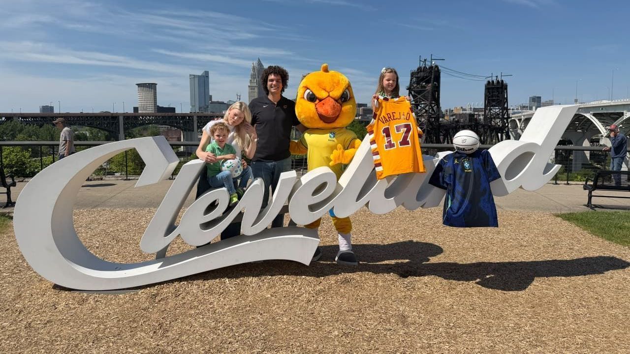 Anderson Varejão e os filhos ao lado do "Canarinho Pistola", mascote da Seleção
