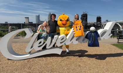 Anderson Varejão e os filhos ao lado do "Canarinho Pistola", mascote da Seleção