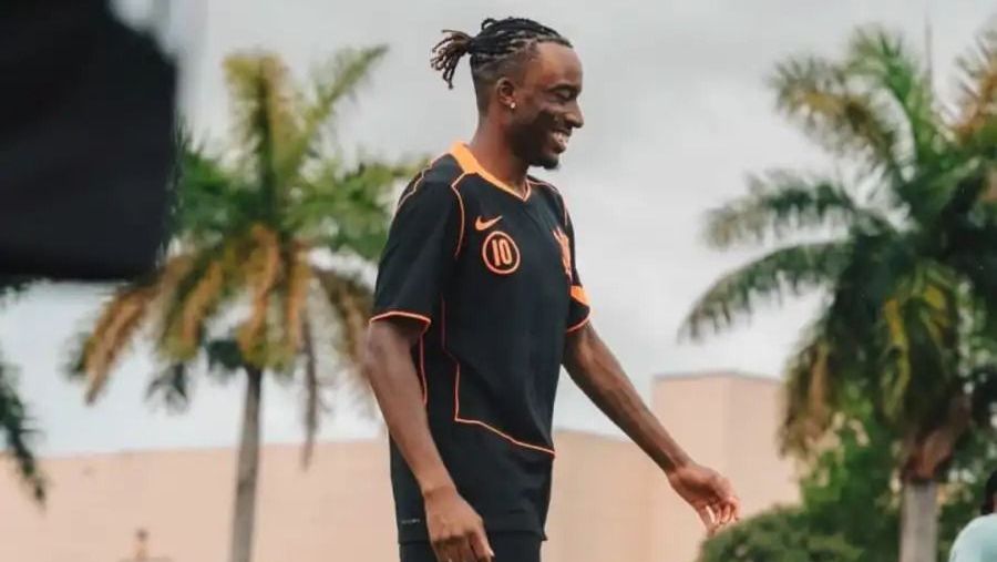 Madueke com o uniforme do Corinthians •