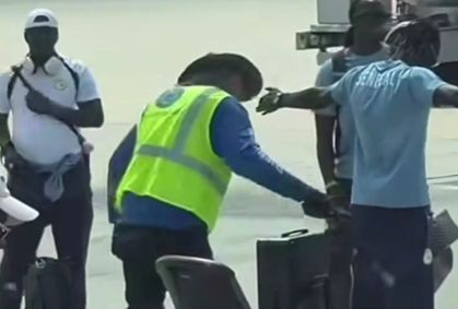 Delegação do Senegal é revistada ainda na pista ao chegar aos EUA; veja
