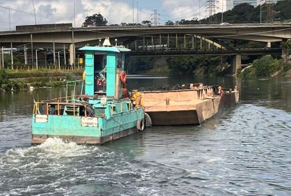 A dura missão de um barco para tirar montanhas de lixo do Rio Pinheiros