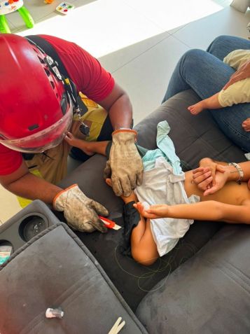 Criança de 3 anos fica grudada em sofá após espalhar supercola 2 Criança fica colada no sofá em Minas Gerais • Corpo de Bombeiros Militar de Minas Gerais