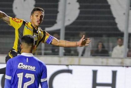 Em meio à Copa, gol bizarro no Brasileirão Série B viraliza; veja