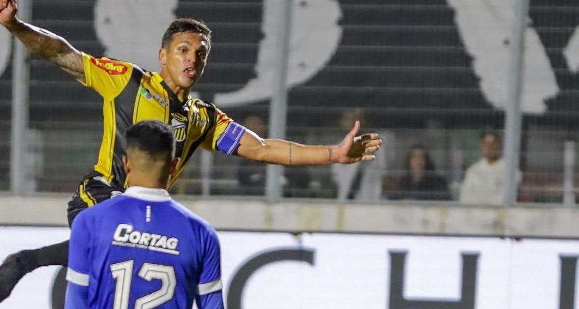 Em meio à Copa, gol bizarro no Brasileirão Série B viraliza; veja