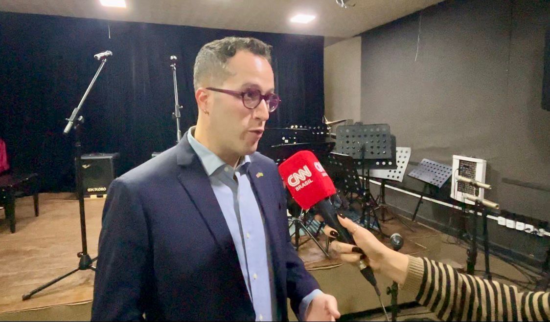 Vice-cônsul dos Estados Unidos no Rio, Benjamin Cohen acompanha a programação do Freedom 250 na Escola Villa-Lobos. • Camille Barbosa / CNN Brasil