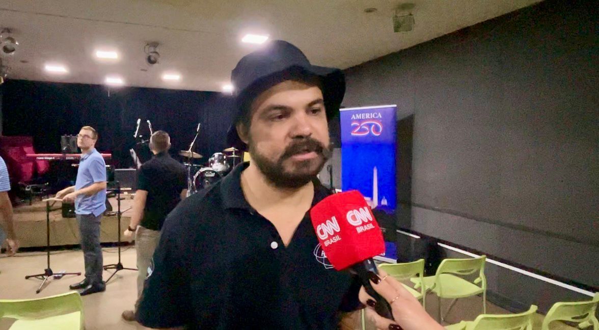 O professor Henrique Vaz destaca a importância do intercâmbio cultural entre estudantes da Escola Villa-Lobos e músicos da Força Aérea dos Estados Unido. • Camille Barbosa / CNN Brasil
