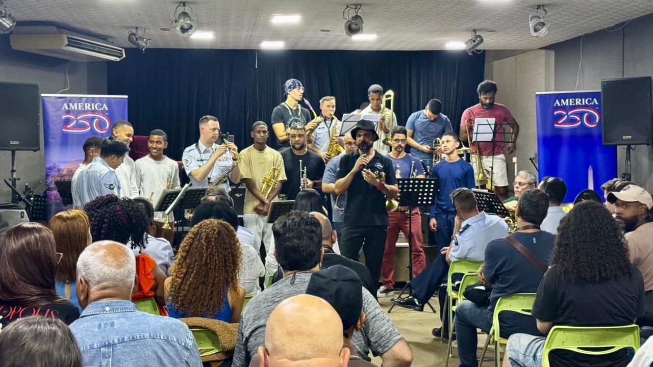 Em um dos momentos mais aguardados do encontro, alunos da Escola Villa-Lobos tocam ao lado dos integrantes do Roots in Blue. • Camille Barbosa / CNN Brasil