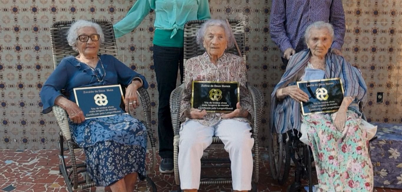 As irmãs Zulina de Deus Nunes, de 103 anos, Zoraide de Deus Mota, de 104 anos, e Levita de Deus Nunes, de 109 anos, que vivem no Rio de Janeiro • Reuters