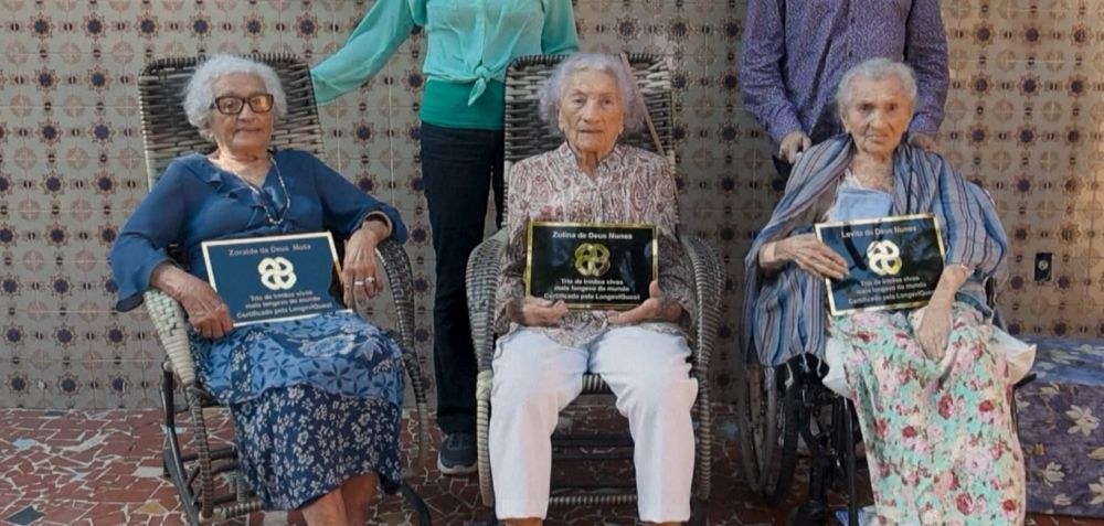 As irmãs Zulina de Deus Nunes, de 103 anos, Zoraide de Deus Mota, de 104 anos, e Levita de Deus Nunes, de 109 anos, que vivem no Rio de Janeiro • Reuters