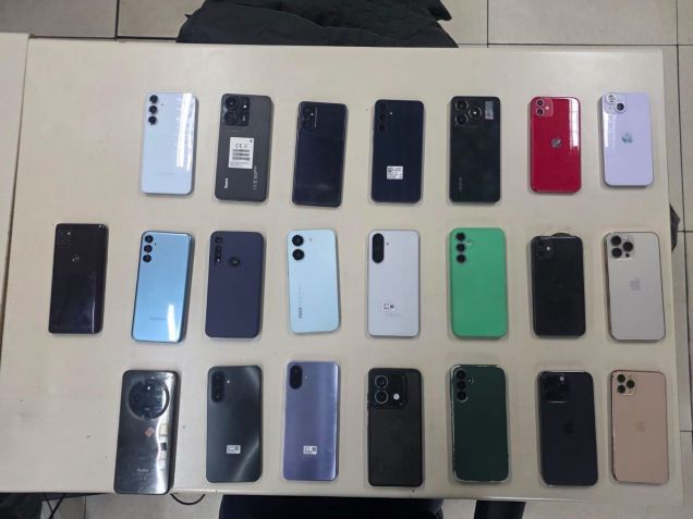 Celulares das vítimas foram recuperados no interior dos veículos utilizados na ação criminosa. • Reprodução