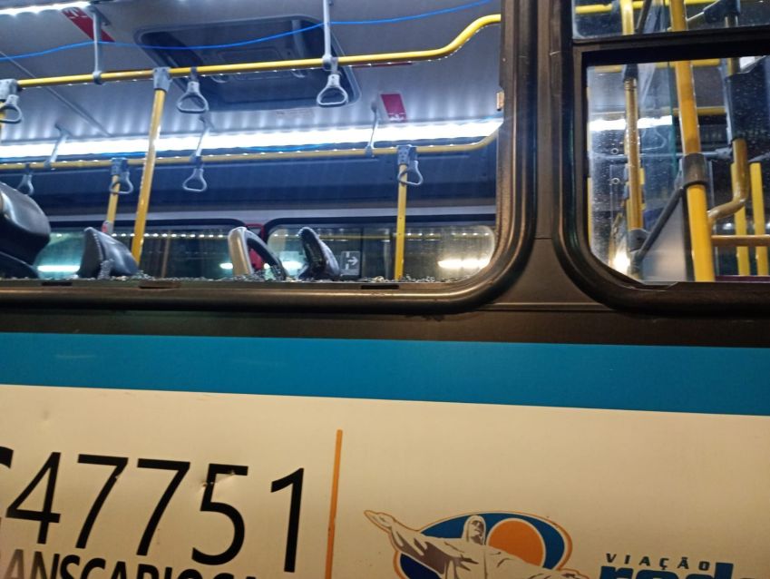 Ônibus apresenta sinais de depredação durante o primeiro dia da greve dos rodoviários no Rio de Janeiro • Reprodução