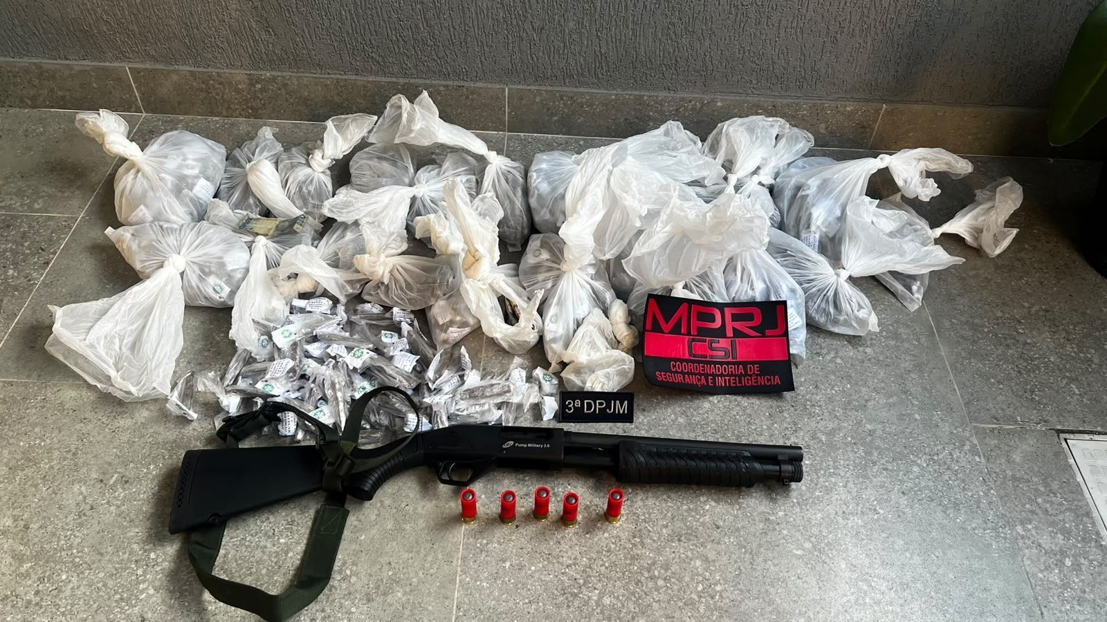 Segundo o MPRJ, os agentes são investigados pela venda de uma arma apreendida durante uma operação policial. • Reprodução - MPRJ
