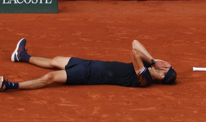 Alexander Zverev cai em prantos após primeiro título de Grand Slam da carreira