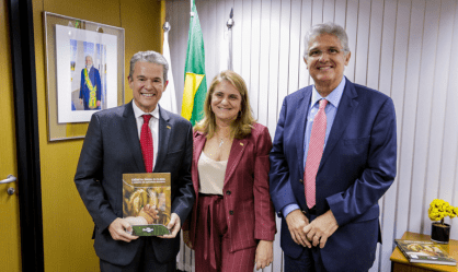 Ministro da Agricultura André de Paula, presidente da Embrapa, Silvia Massruhá, e Guilherme Coelho