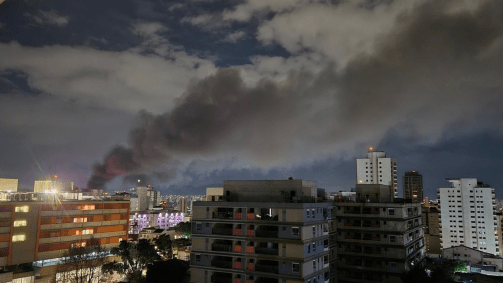 Imagens mostram a dimensão do fogo e a cortina de fumaça que se espalhou pelo céu da cidade por conta da ocorrência