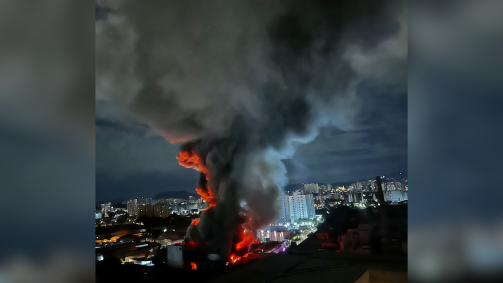 Imagens mostram a dimensão do fogo e a cortina de fumaça que se espalhou pelo céu da cidade por conta da ocorrência