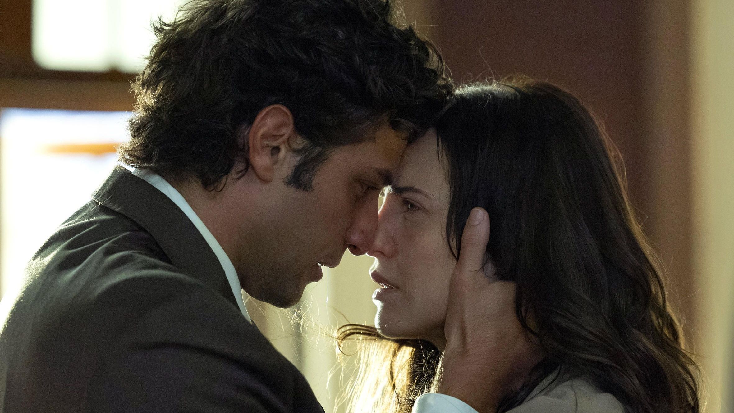 Adriana (Letícia Colin) e Pedro (Chay Suede) dão o primeiro beijo