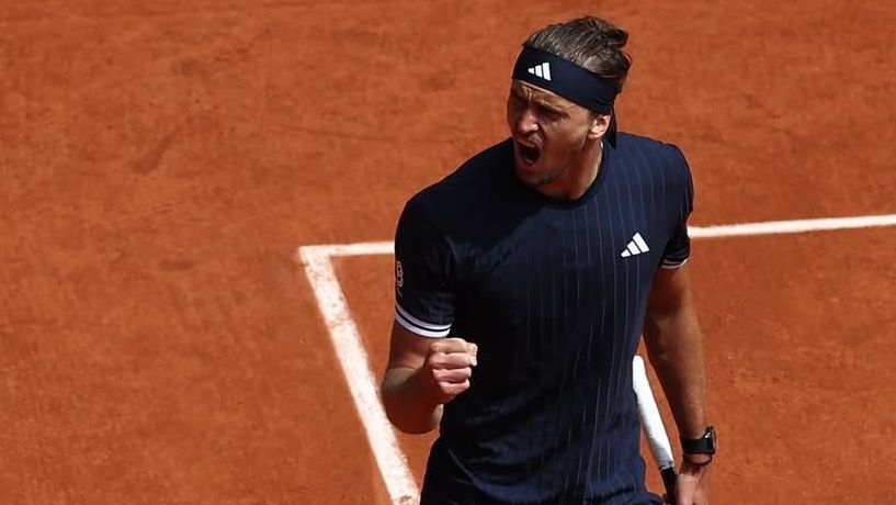 Alexander Zverev comemora ponto na vitória sobre Mensik na semifinal de Roland Garros