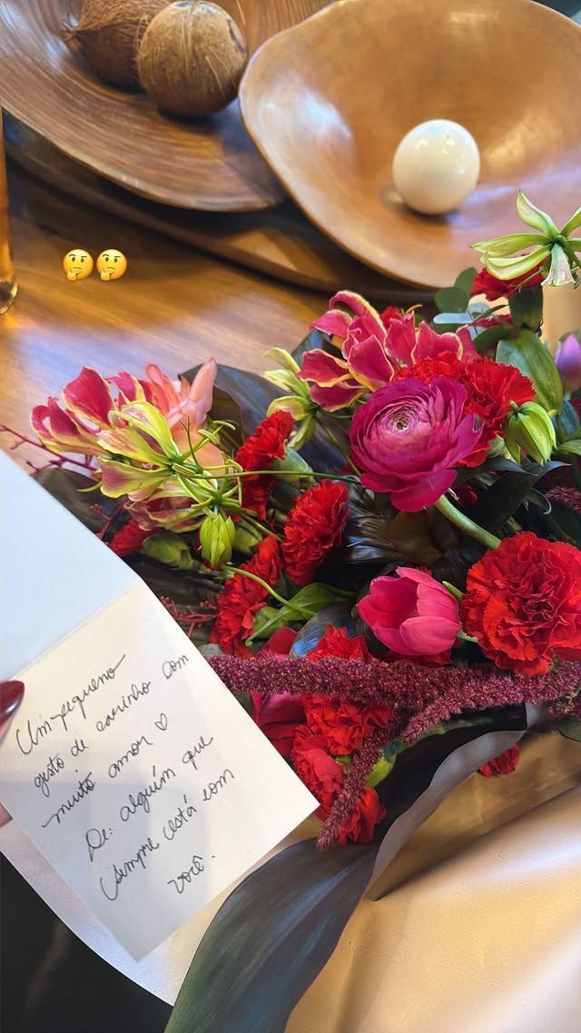 Ana Castela ganha flores com dedicatória no Dia dos Namorados • Reprodução/Instagram