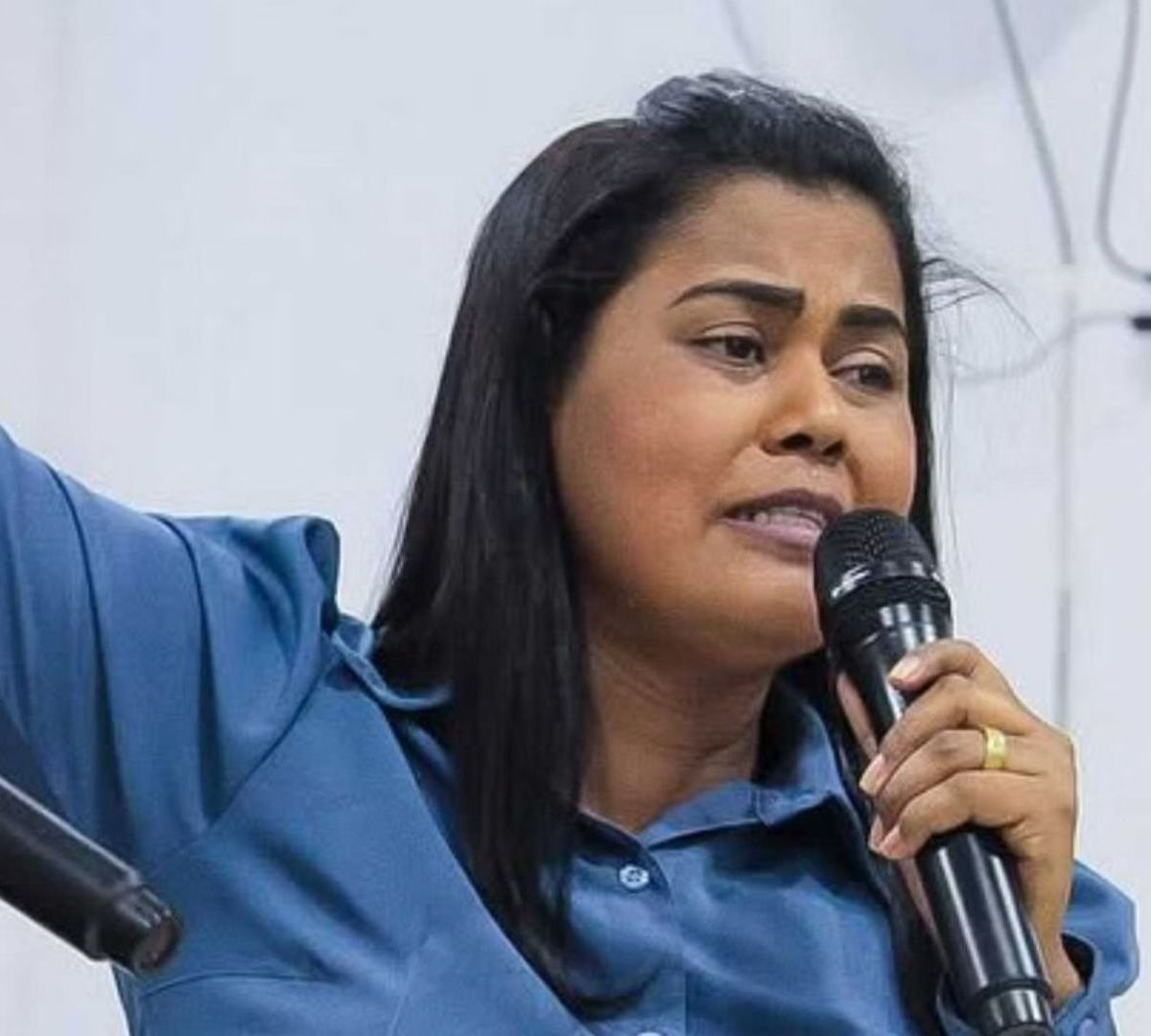 Quem era Ana Clézia, cantora gospel que morreu aos 38 anos | CNN Brasil