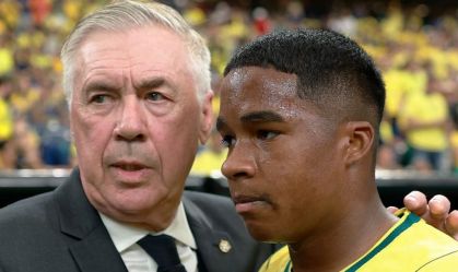 Carlo Ancelotti, treinador da Seleção Brasileira, à beira do campo com o atacante Endrick