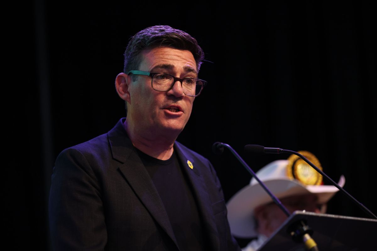 Andy Burnham se torna premiê do Reino Unido após encontro com rei Charles