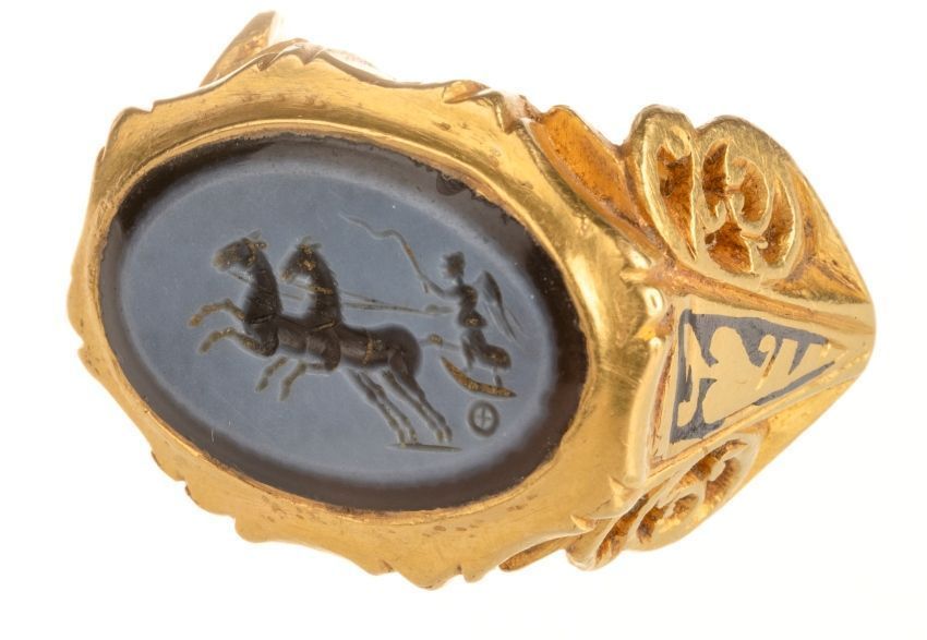 O anel de ouro "extraordinário", que data da época romana, foi encontrado por um detectorista amador • South West Heritage Trust