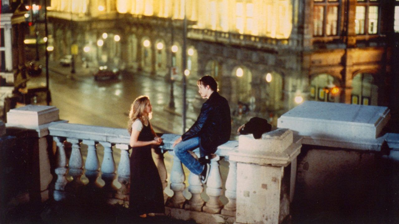 Celine (Julie Delpy) e Jesse (Ethan Hawke) em frente à Ópera de Viena • Divulgação